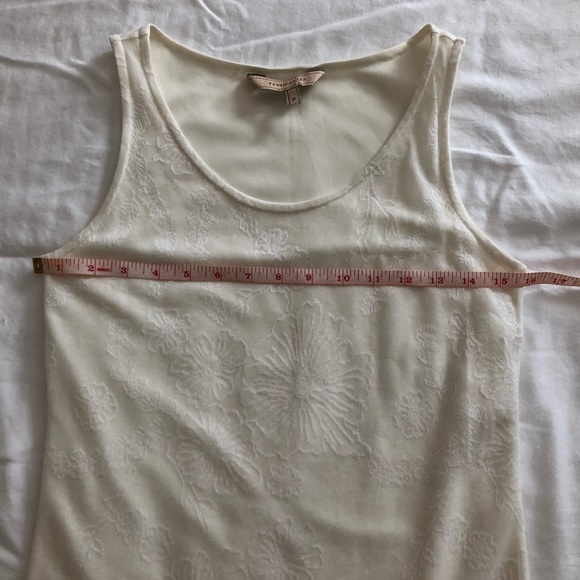 ❌ Sold ❌ 3 for $20 - Floral Sleeveless Tank Top - Picture 4 of 6